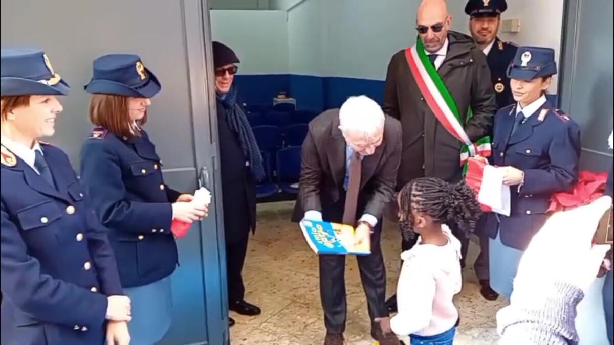 sala d'attesa ufficio immigrazione bari