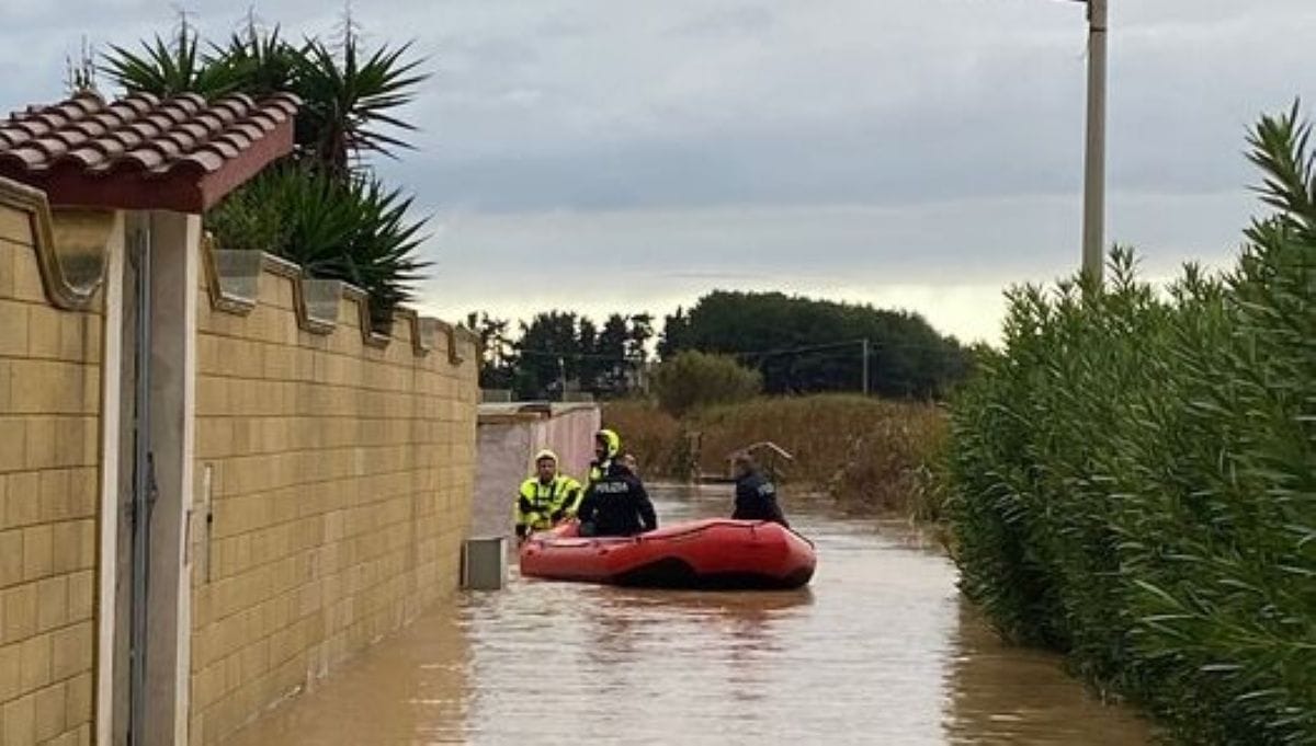 vigili del fuoco gommone