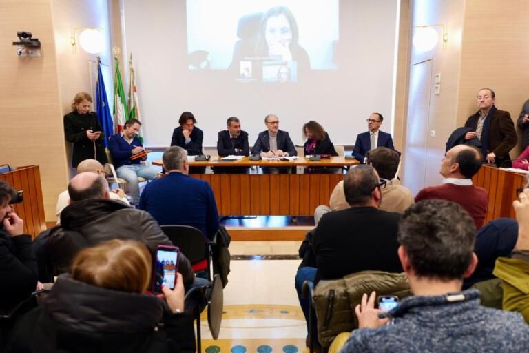 decaro vertenza natuzzi