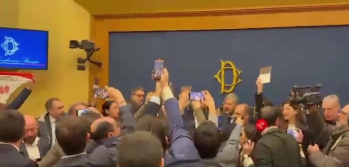 opposizioni occupano la camera