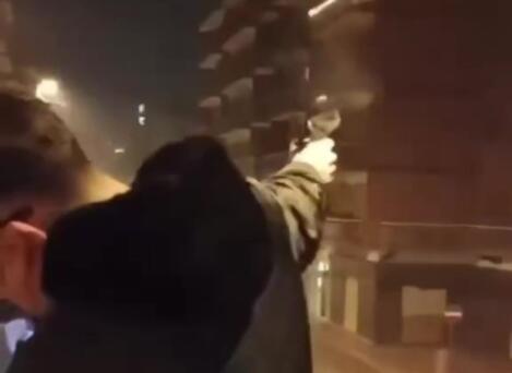 spara dal balcone taranto