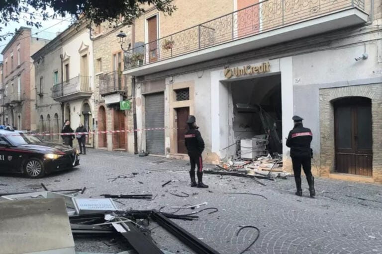 assalto bancomat troia