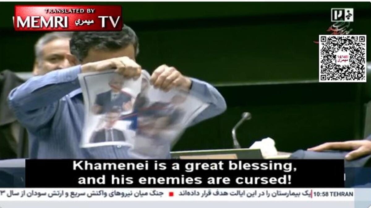 foto mattarella strappata