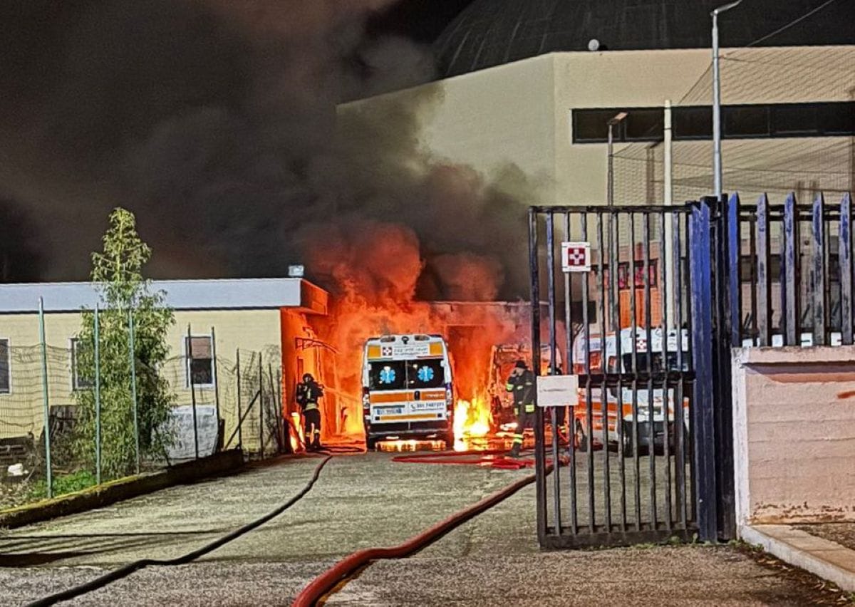incendio ambulanze bari
