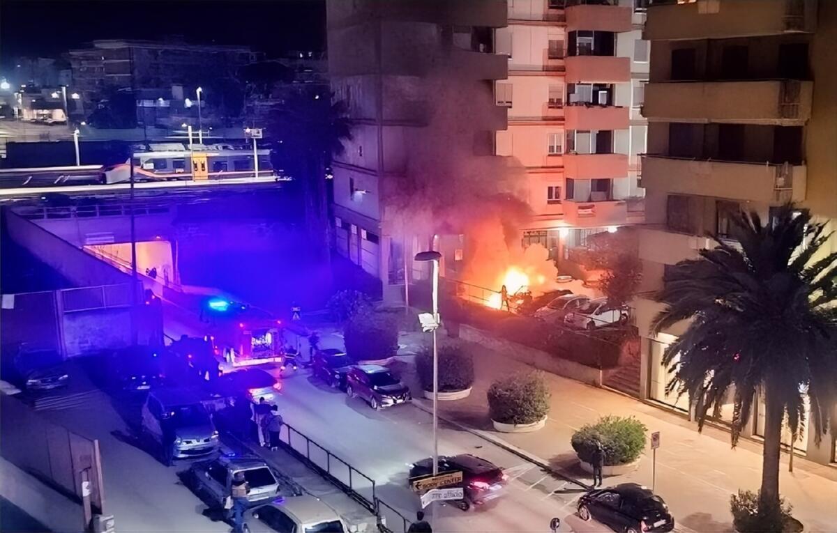 incendio auto giornalista