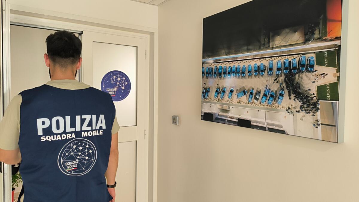 poliziotto questura andria