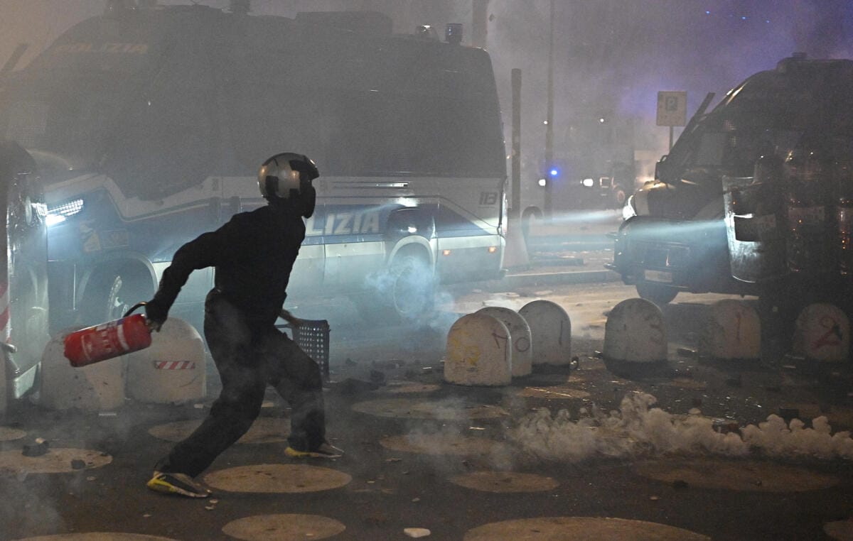 scontri manifestanti polizia